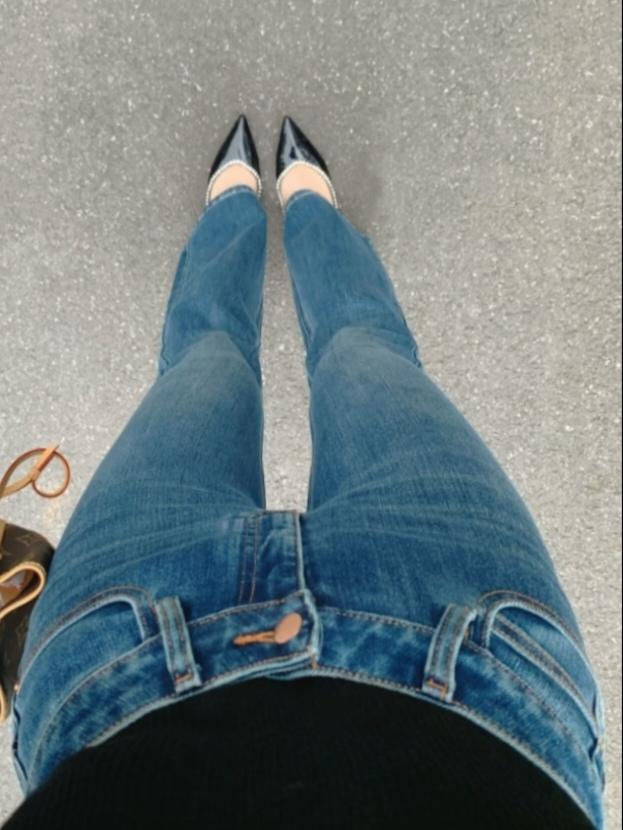 牛仔裤👖经典穿搭，黑色🖤上装，配小黑皮鞋，时尚又百搭[比心]牛仔裤穿搭