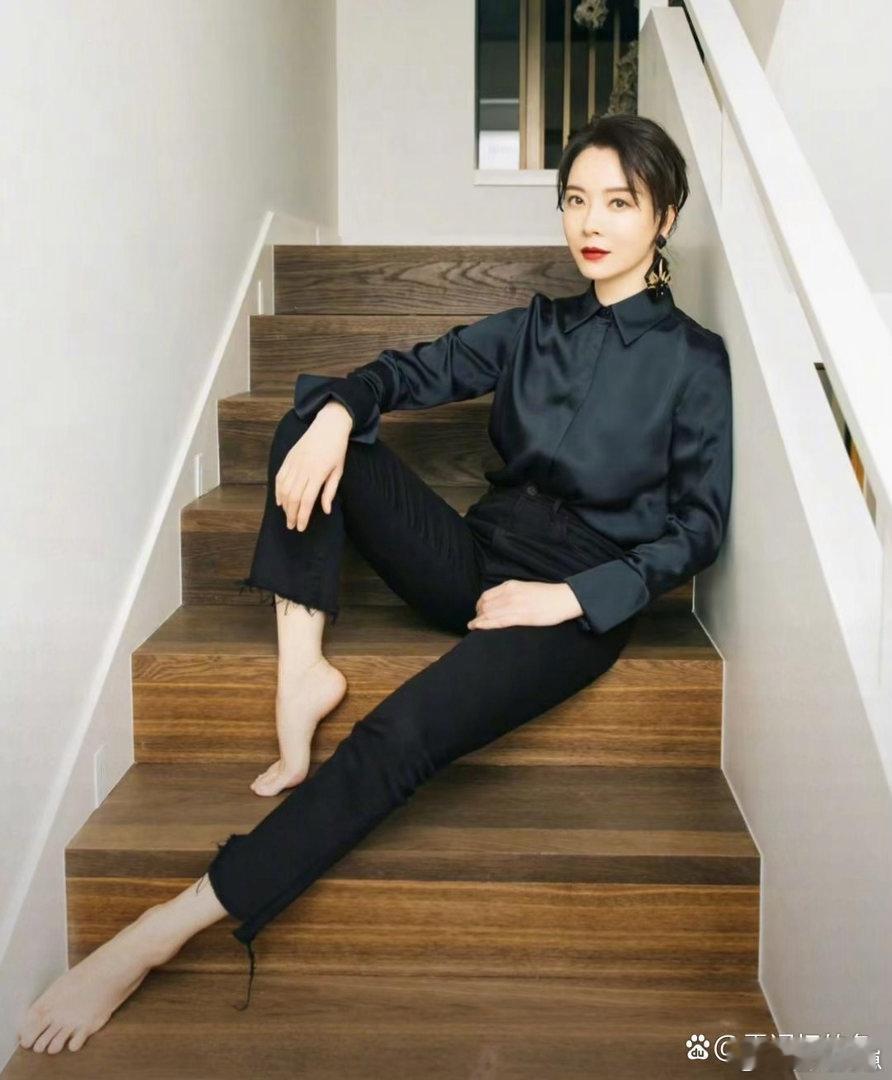 陈数的脚部线条精致柔美，匀称细腻，每一处细节都尽显优雅，质感十足。