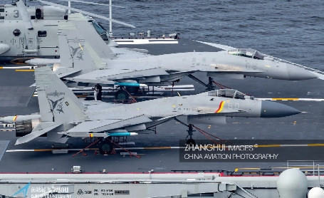 歼-15滑跃型和歼-15T弹射型的直观对比。前起落架舱门，粗壮的前起落架，弹