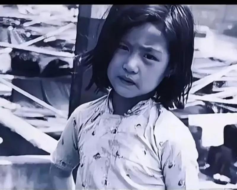 1937年，一个小姑娘落到了鬼子手里，鬼子急不可耐地就要霸王硬上弓，谁知，小姑娘