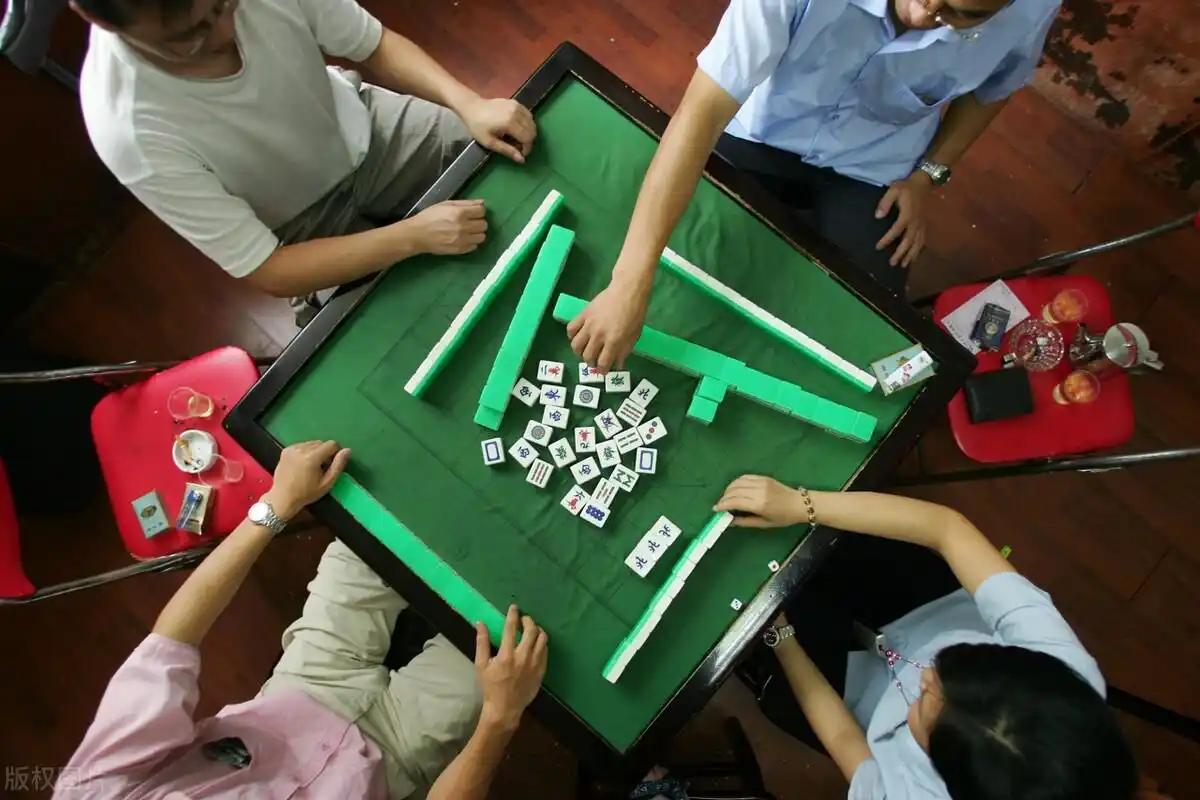 常打成都血战麻将的人都懂，手气走背字时，连摸几把烂牌、频频点炮，整个人先沉不住气