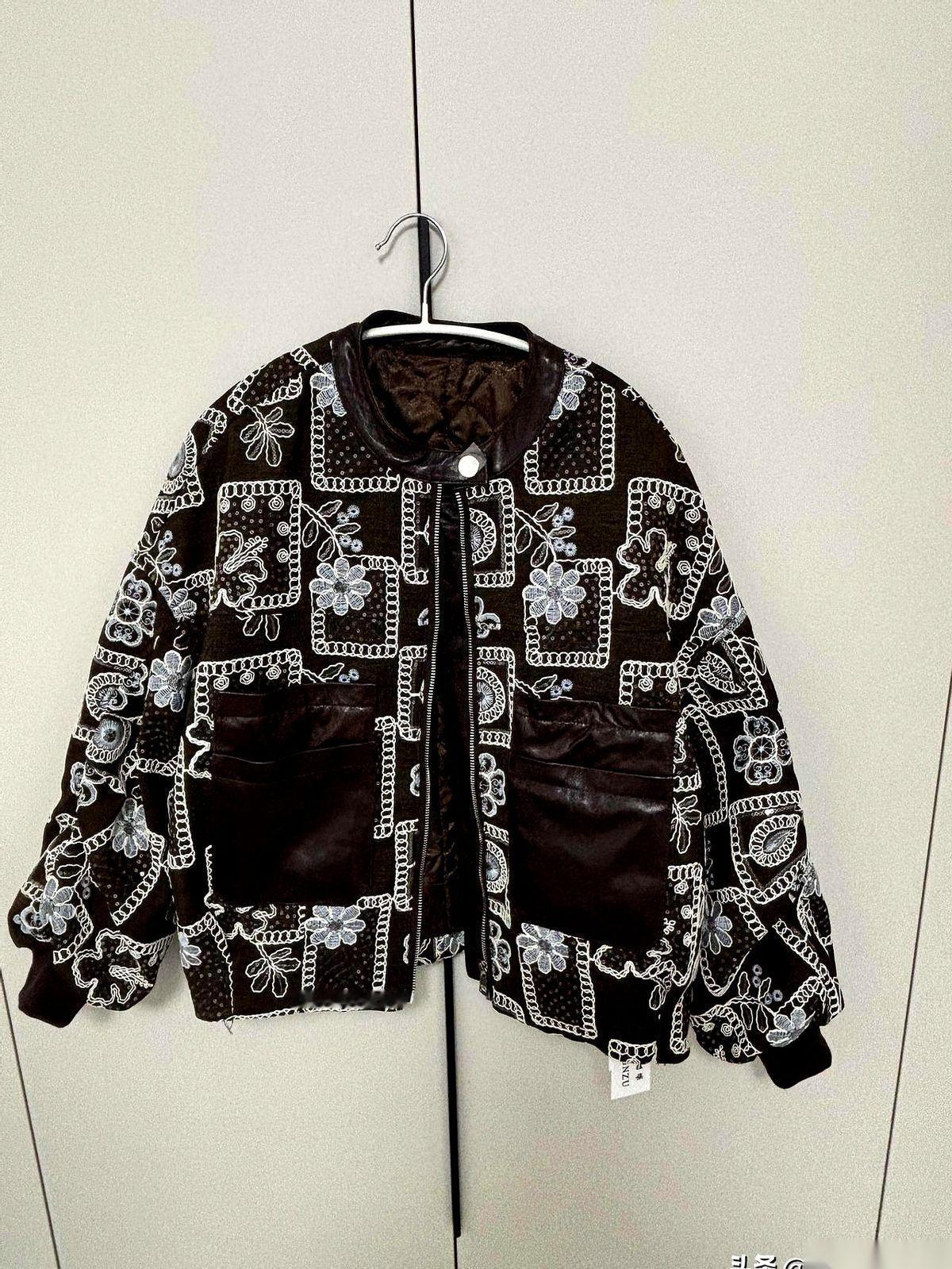 我儿子前几天突然跟我说：“妈，我从小就觉得，几个姨里，老姨肯定最有钱。”我问他