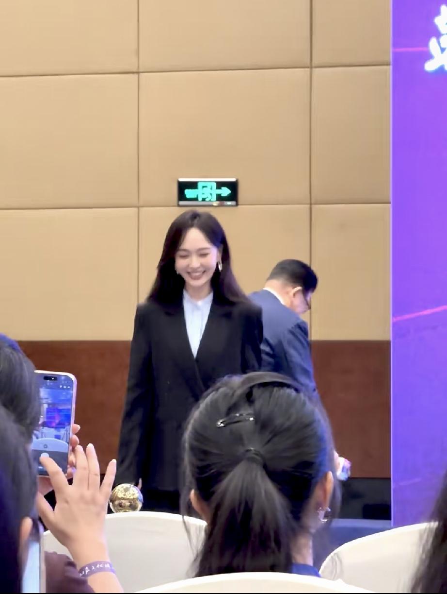 9月20日，唐嫣现身上海参加第84届解放日报文化讲坛，她穿着一身西服，脚踩高跟鞋