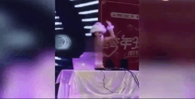 商场里孩子们在台下做手工, 台上一穿着暴露的女DJ, 舞动了起来
