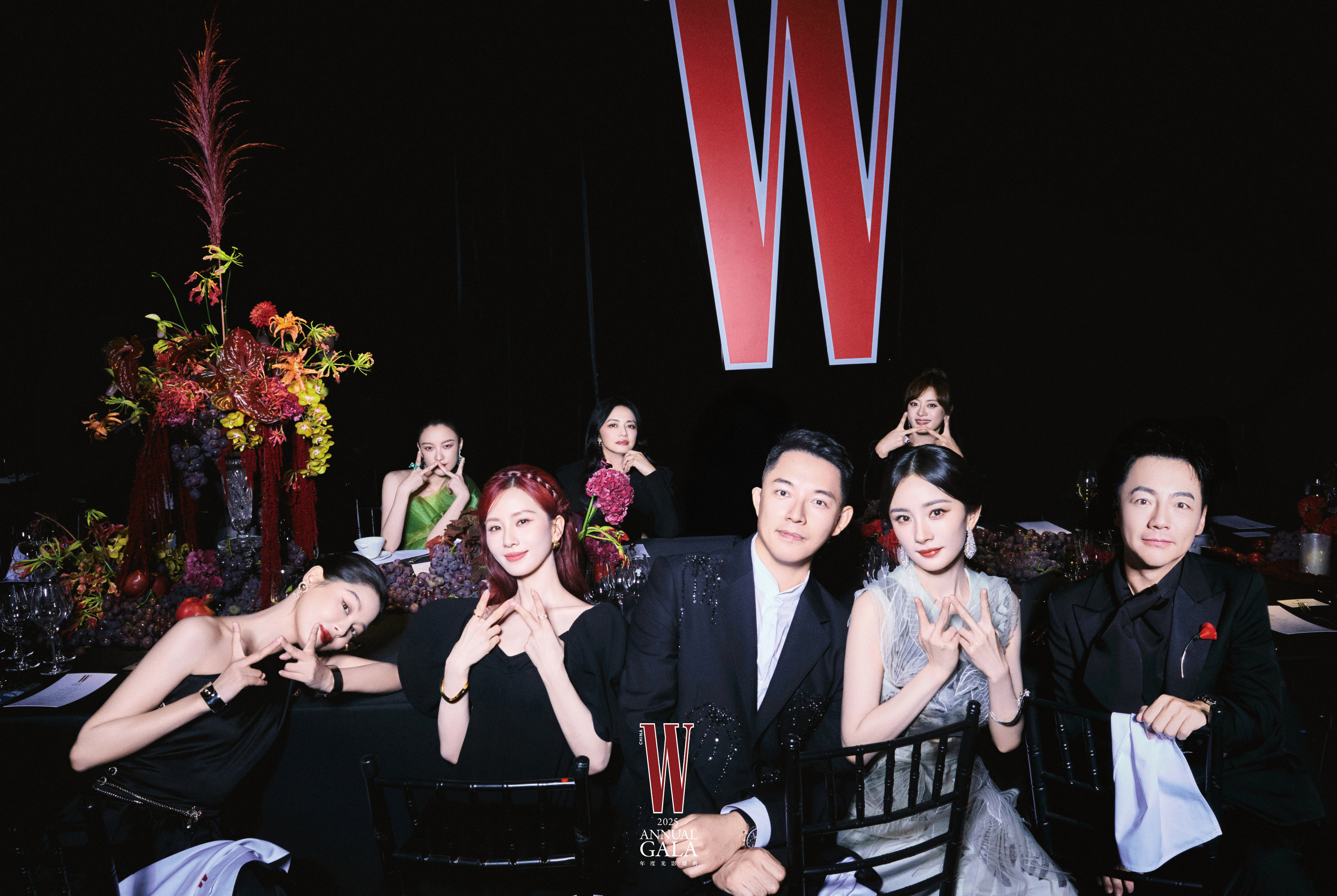 W盛典晚宴合影一眼望到俺娘杨幂就在孙俪、孙赛赛、MixWei的中间～