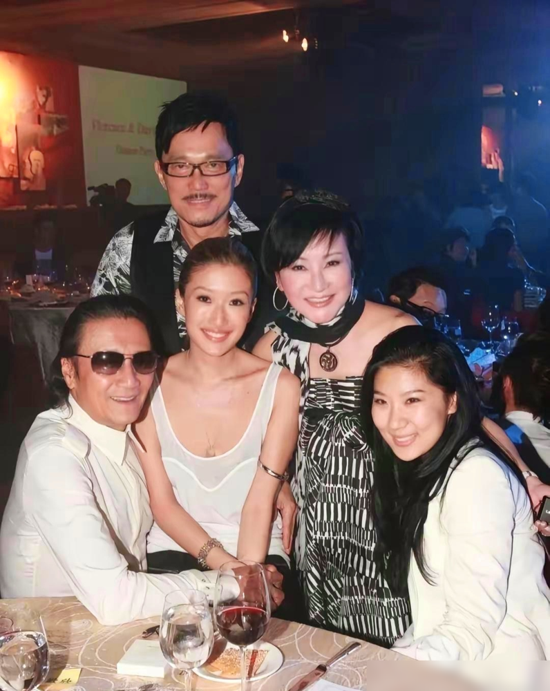 谢贤跟前妻狄波拉、前女友CoCo同框合影，这画面换别人早炸了，他愣是整得跟家庭聚会似的。人家离婚不撕