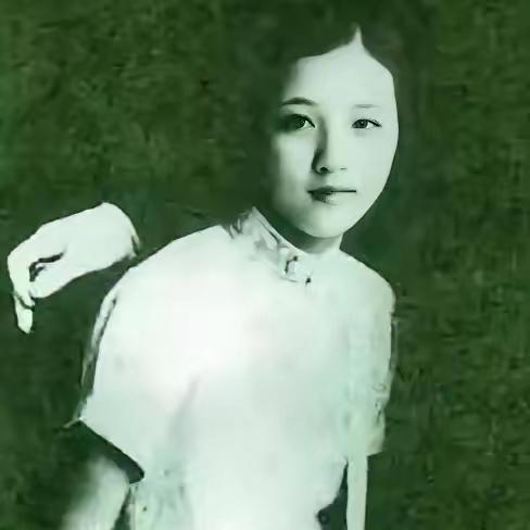 1938年7月，17岁的郭翼青嫁给了56岁的程潜。新婚夜，郭翼青羞答答的说：“你