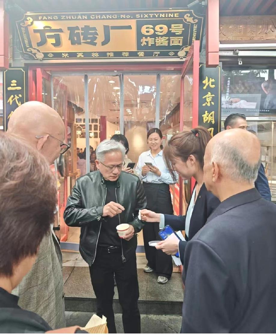黄仁勋去了都要蹲门口吃的这家“老北京炸酱面馆”，据老北京说，他们从来没有吃过他们