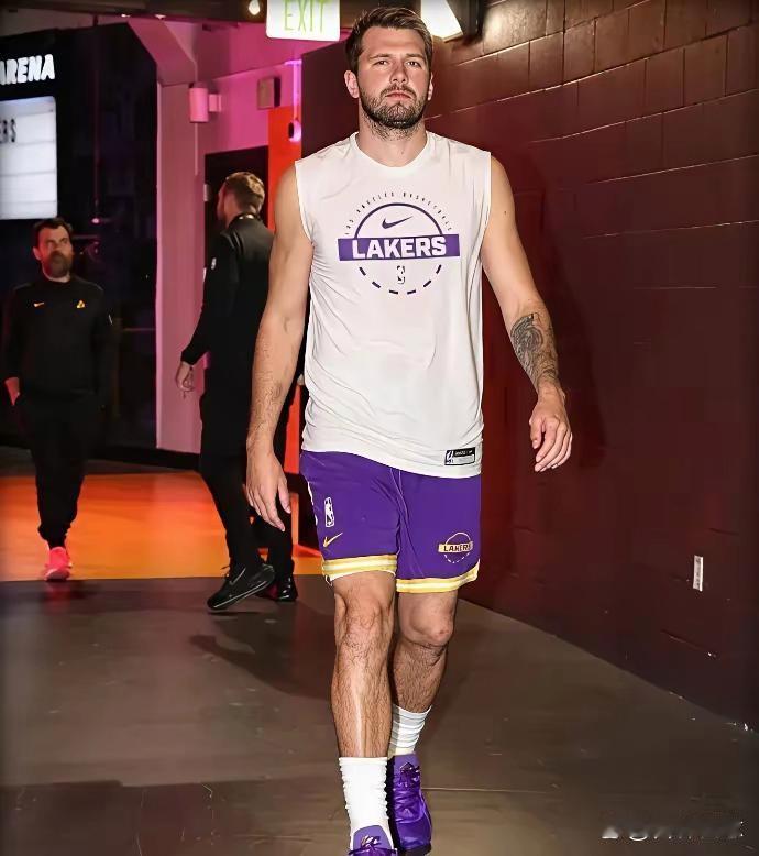 东契奇飞欧洲打了一针。一针美国不让打的干细胞修复针。腿筋受伤，在美国得躺4到