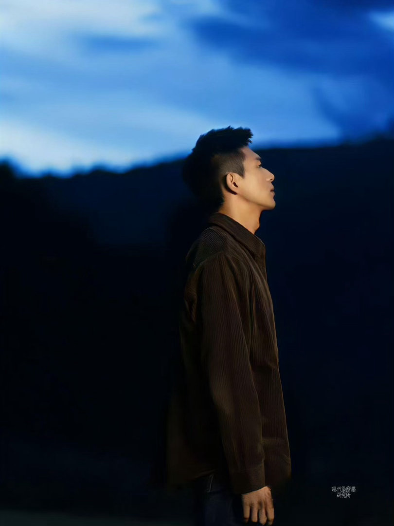 李现终于原谅现偶了有人说李现不演现偶是在躲舒适区，但看了《雾里青》的设定突然懂