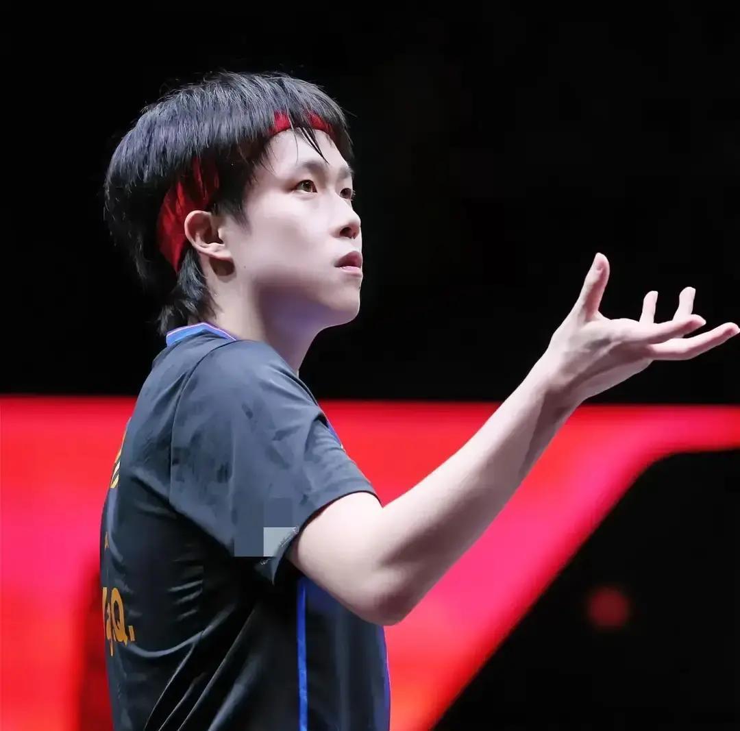 王楚钦真该出国打球了。不是能力问题，是被赛程压垮的问题。马龙原话：“技术迭