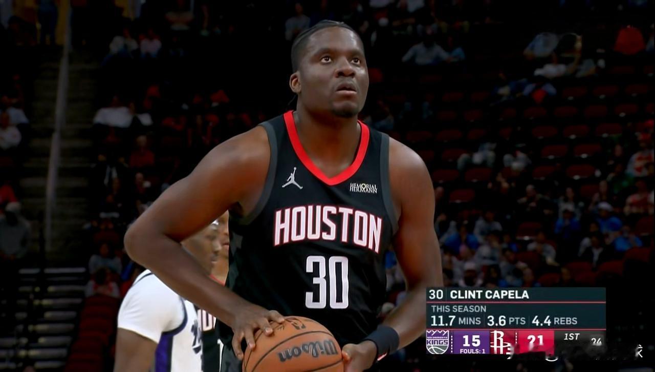 火箭中锋卡佩拉的篮下终结能力真是太糟糕了！在今天火箭主场以128：97大胜国王的