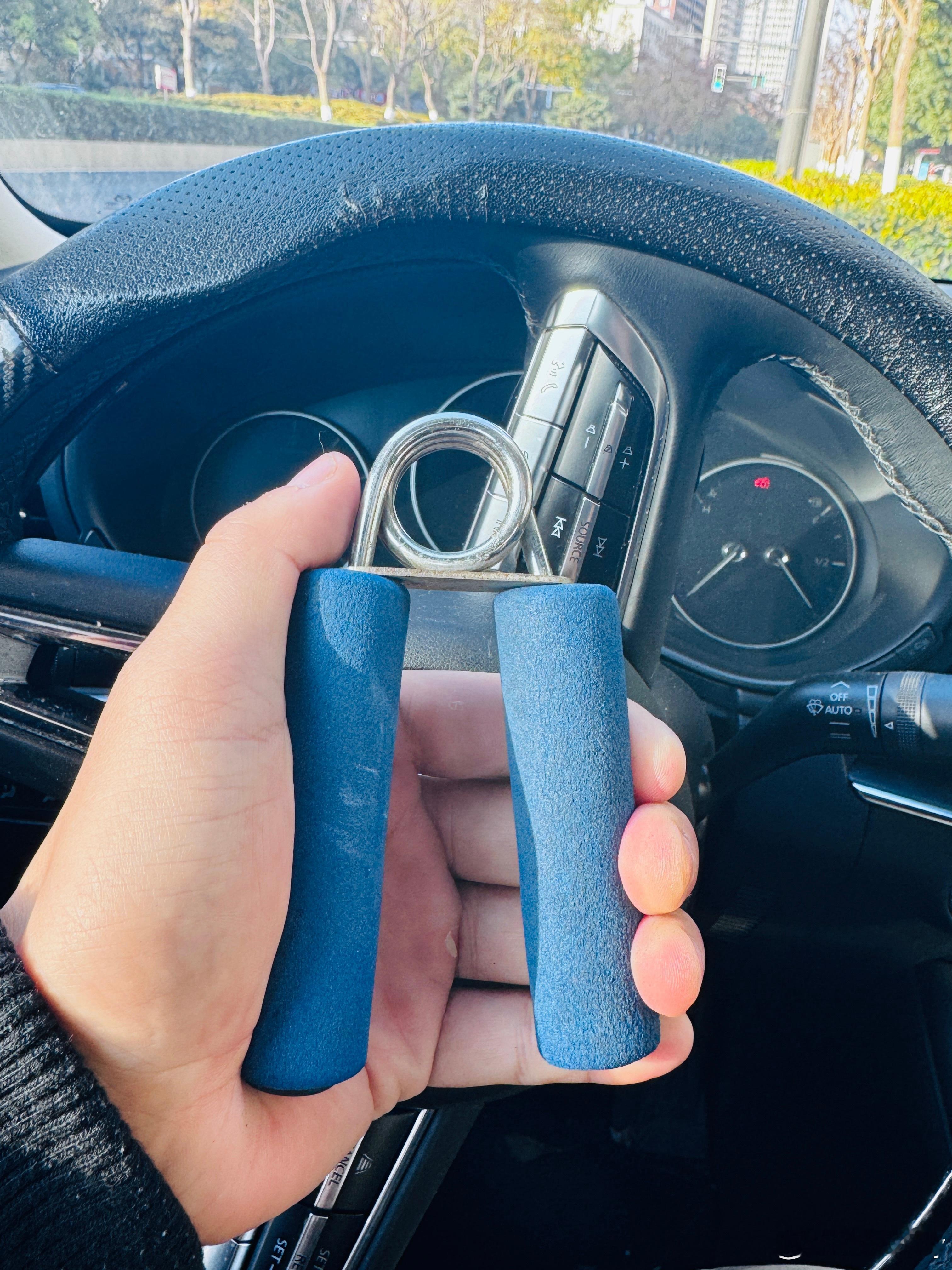 我车里的解乏解压工具是它，一款快被盘出包浆的握力器