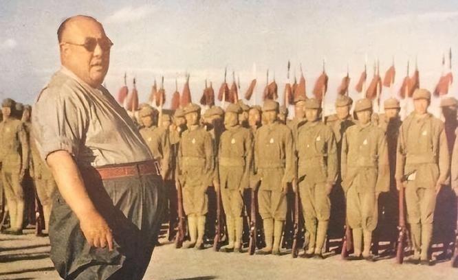 1956年，逃到美国后的马鸿逵，挺着腐败的大肚子，享受着小姨太给他做的奶酪，主政