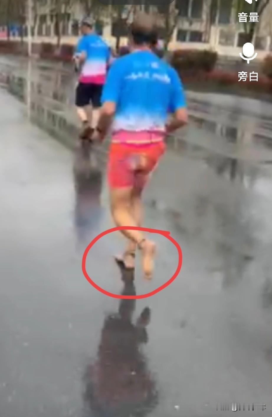 “赤脚大仙”的马拉松——2026年来凤湘鄂马拉松赛道上，又出现了一位“赤脚