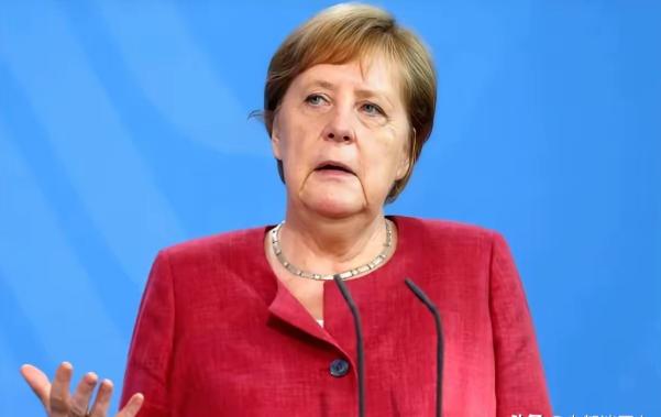 退休几年的默克尔，突然露面了。一开口，就给整个欧洲划了三条线。第一，不许主动