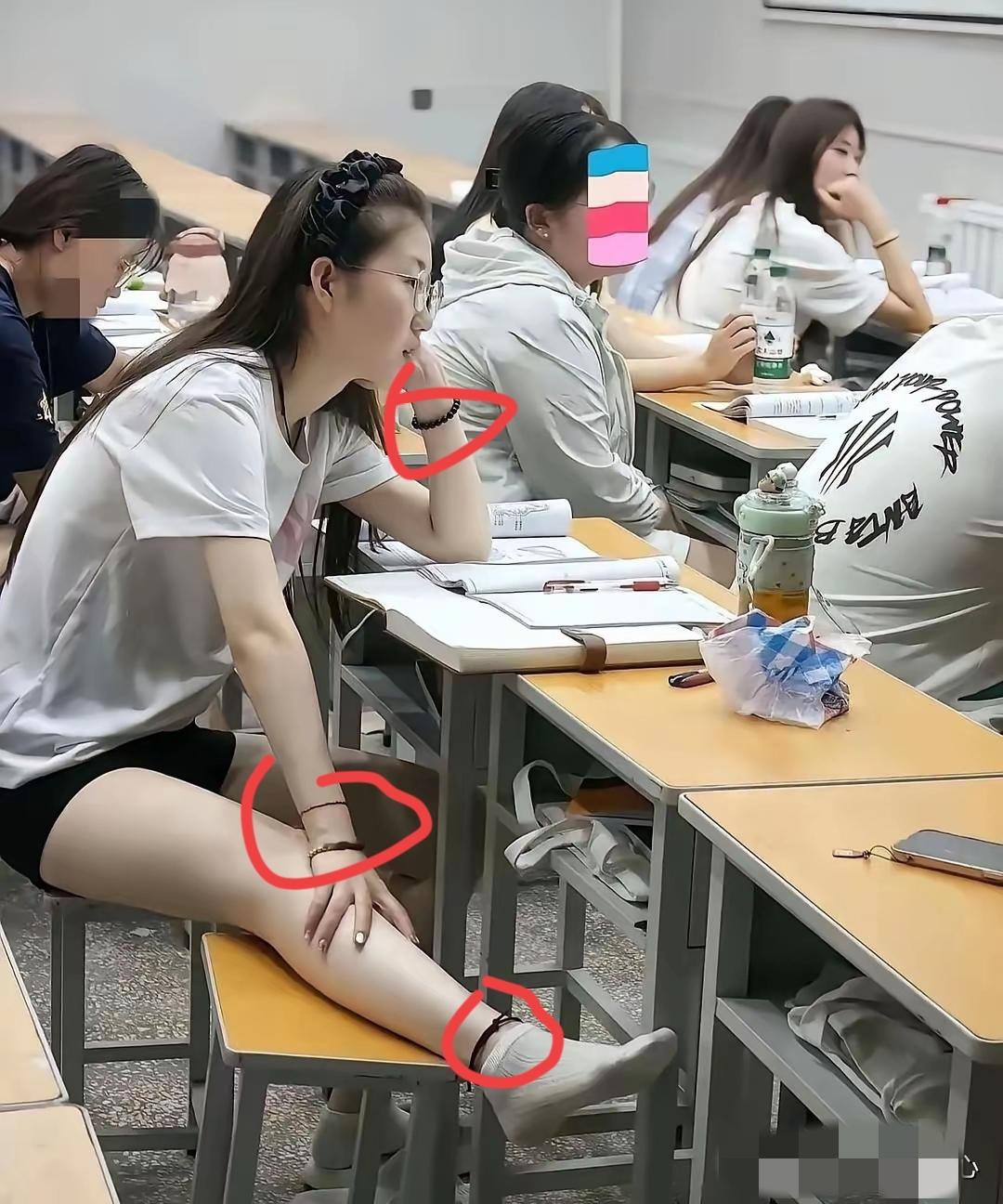 哈哈，这是炫富吗？实在看不懂了，你看懂了吗，一个美女大学生竟然身上带了四根皮
