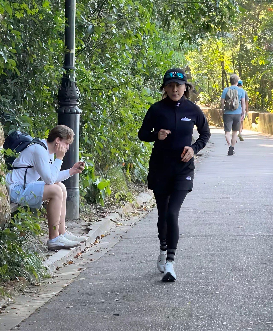 60岁刘嘉玲在元旦第二天到香港太平山跑步锻炼身体，因为违规停车，收到交警的罚款单