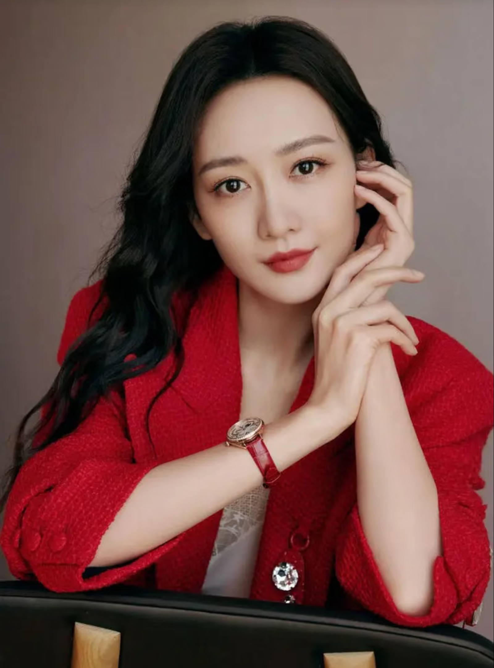 我发现，比张碧晨更厉害的女人出现了，她就是王鸥。当年张碧晨官宣孩子，大方把男方身份摆到台面上，任由大