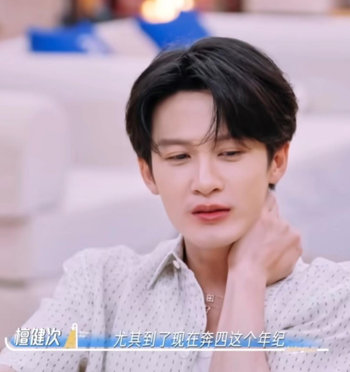 何炅问檀健次：歌手和演员二选一，放弃哪一个？檀健次没有犹豫，直接选择演员。檀