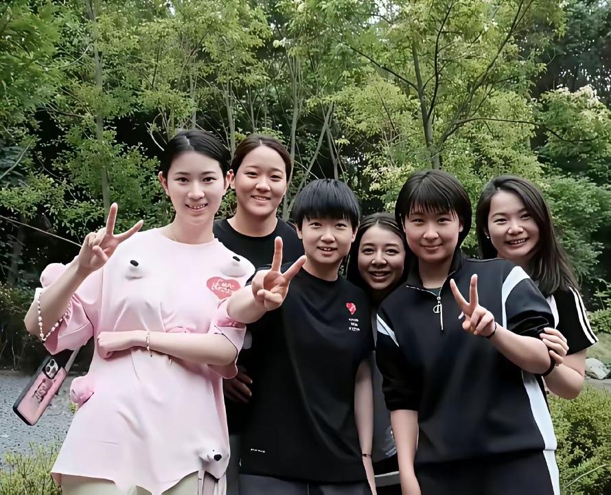 5位女乒球员与师母文伟同框照：我认出了清姿雅质、云鬓花颜的女乒第一美女王添艺