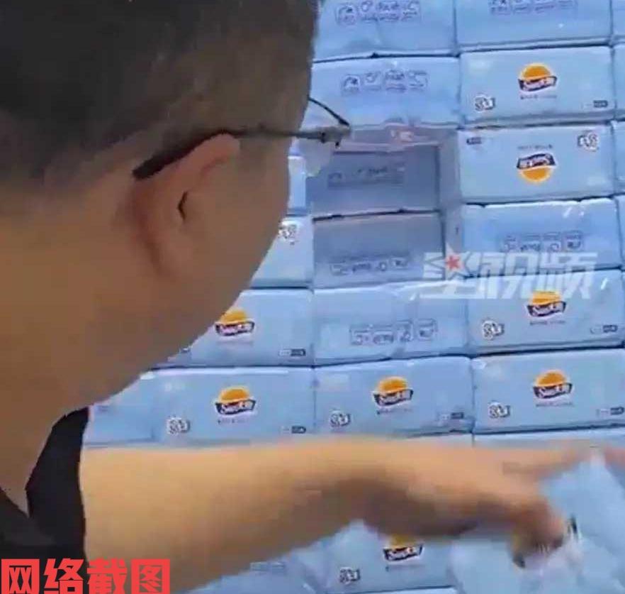 陕西西安有男子袒露自己妻子好囤货。男子解释自己妻子两年前囤积了四千多包手纸，