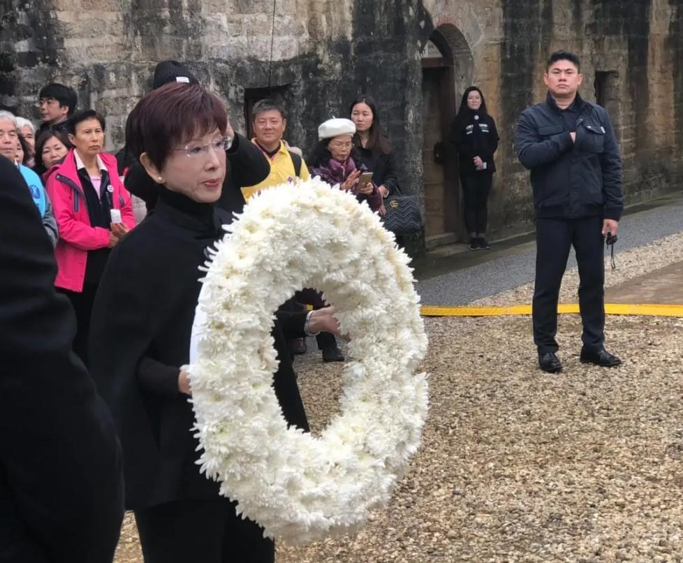 国民党前主席洪秀柱悼念同胞铭记南京大屠杀历史，是全体中华儿女的共同责任。