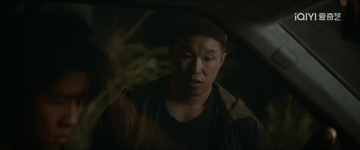 《低智商犯罪》里面两个笨贼的剧情太搞笑了！他们想挖坑埋人。老大让烧饼去挖