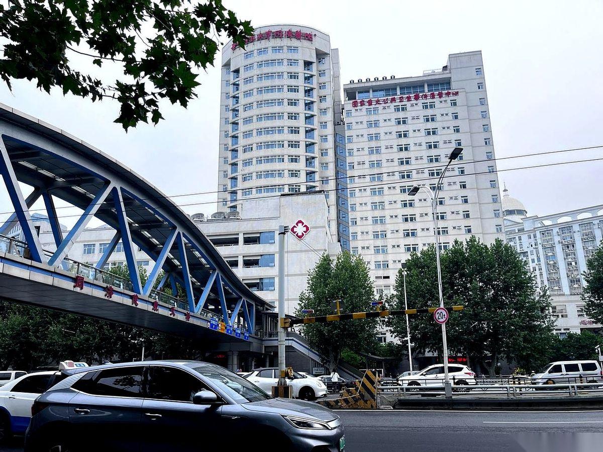 甲状腺结节。就这四个字，多少人拿到体检报告，当场腿就软了。脑子里嗡一下，完了