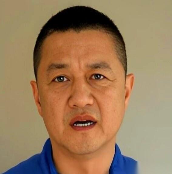 直播间几万人看着，李亚鹏说着说着，声音就放轻了。他坦言自己又被女儿李嫣拉黑了。短