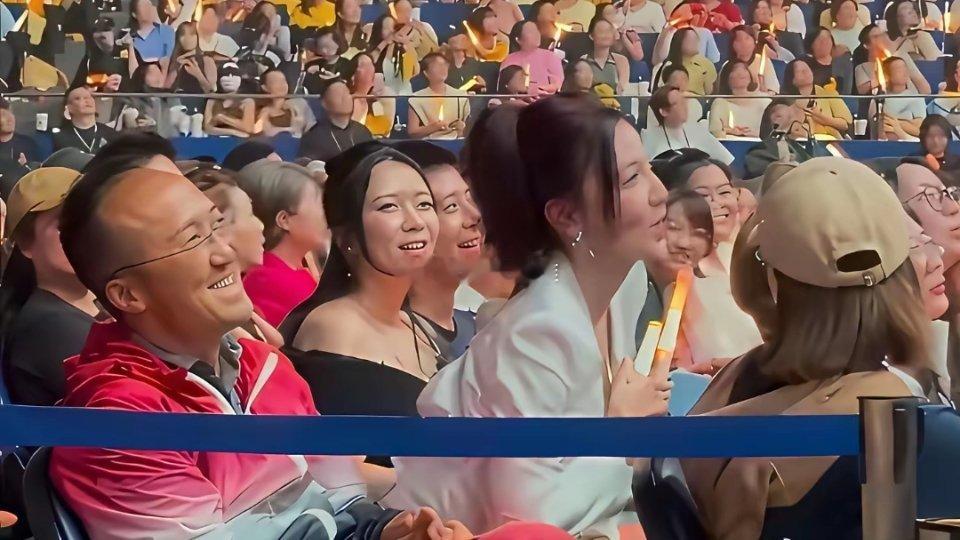 看这个女的长相，就知道这个男的肯定财富自由了！