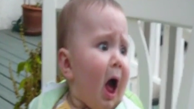 宝宝吃了辣味食物后，震惊的表情太可爱了