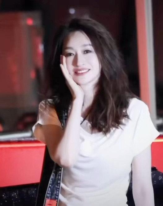 最近李小冉在长沙录制浪姐的时候搭配的很有潮流时尚感，看上去也特别的显年轻，气质超