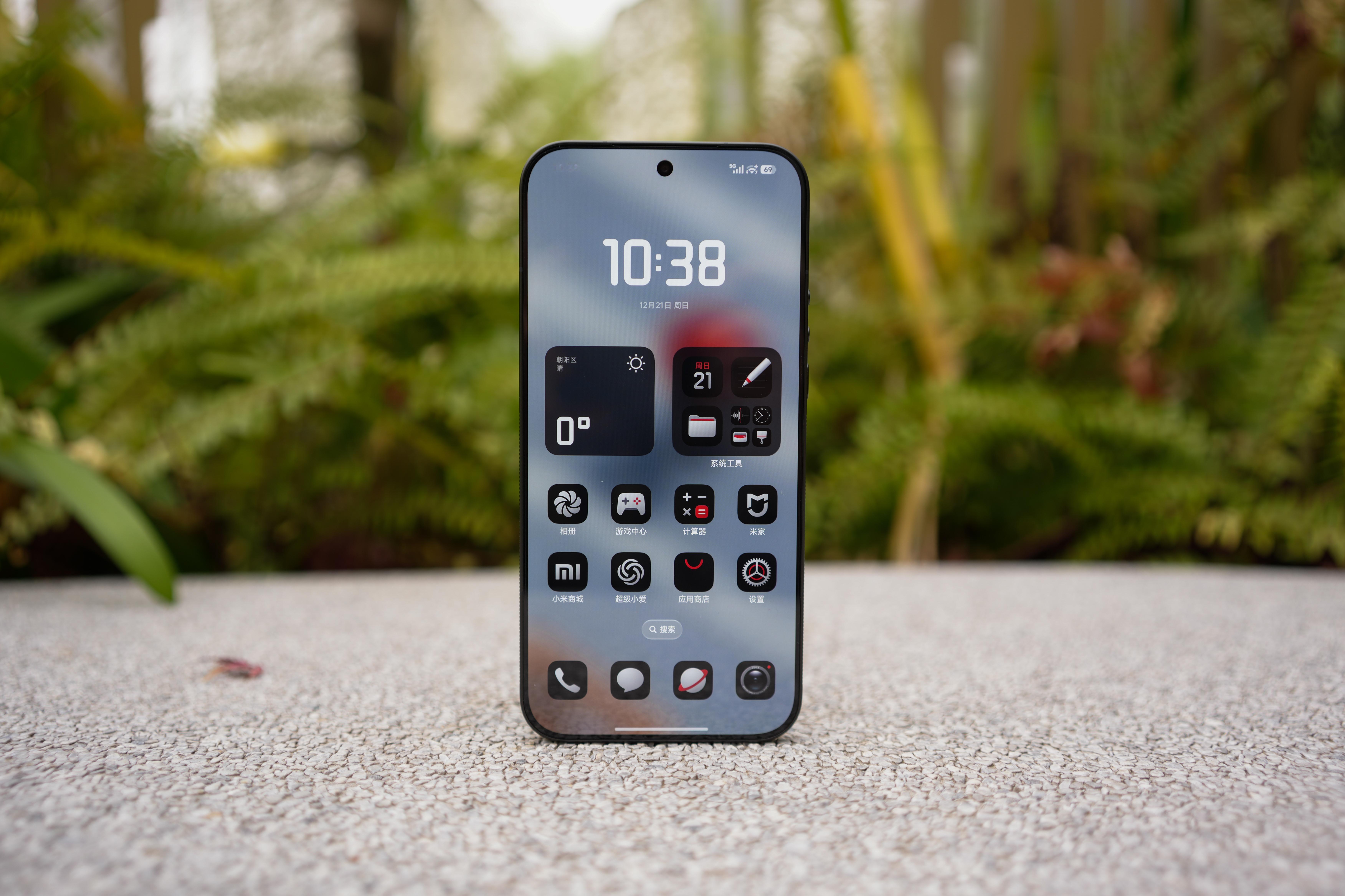 小米17U徕卡版，独享徕卡可乐标、可以模拟相机镜头使用感的大师变焦环、中框镌刻徕