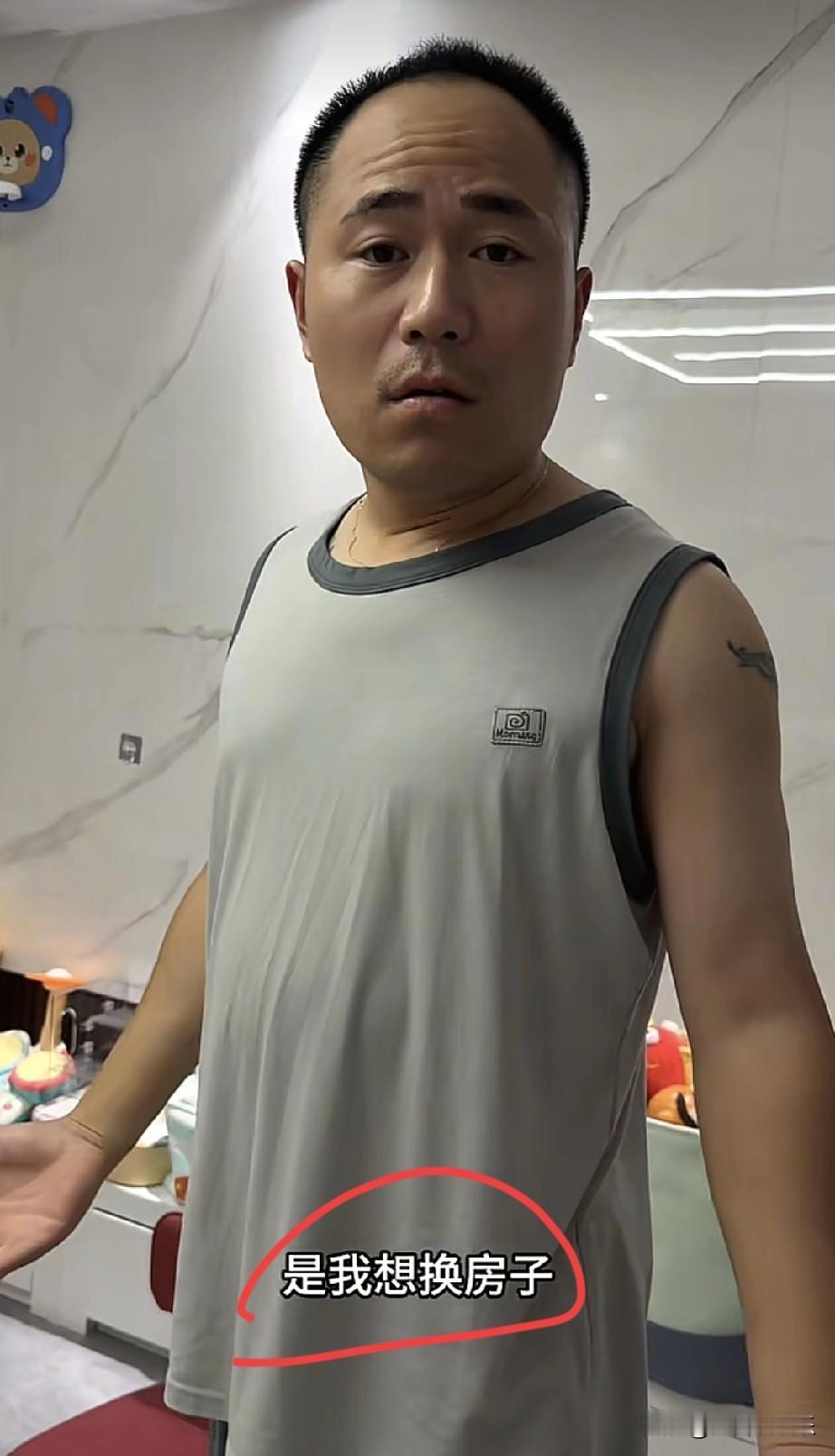 百万粉丝大网红又开始卖惨哭穷，小韩更新视频，嫌弃家里太乱，说老五出生后更挤，