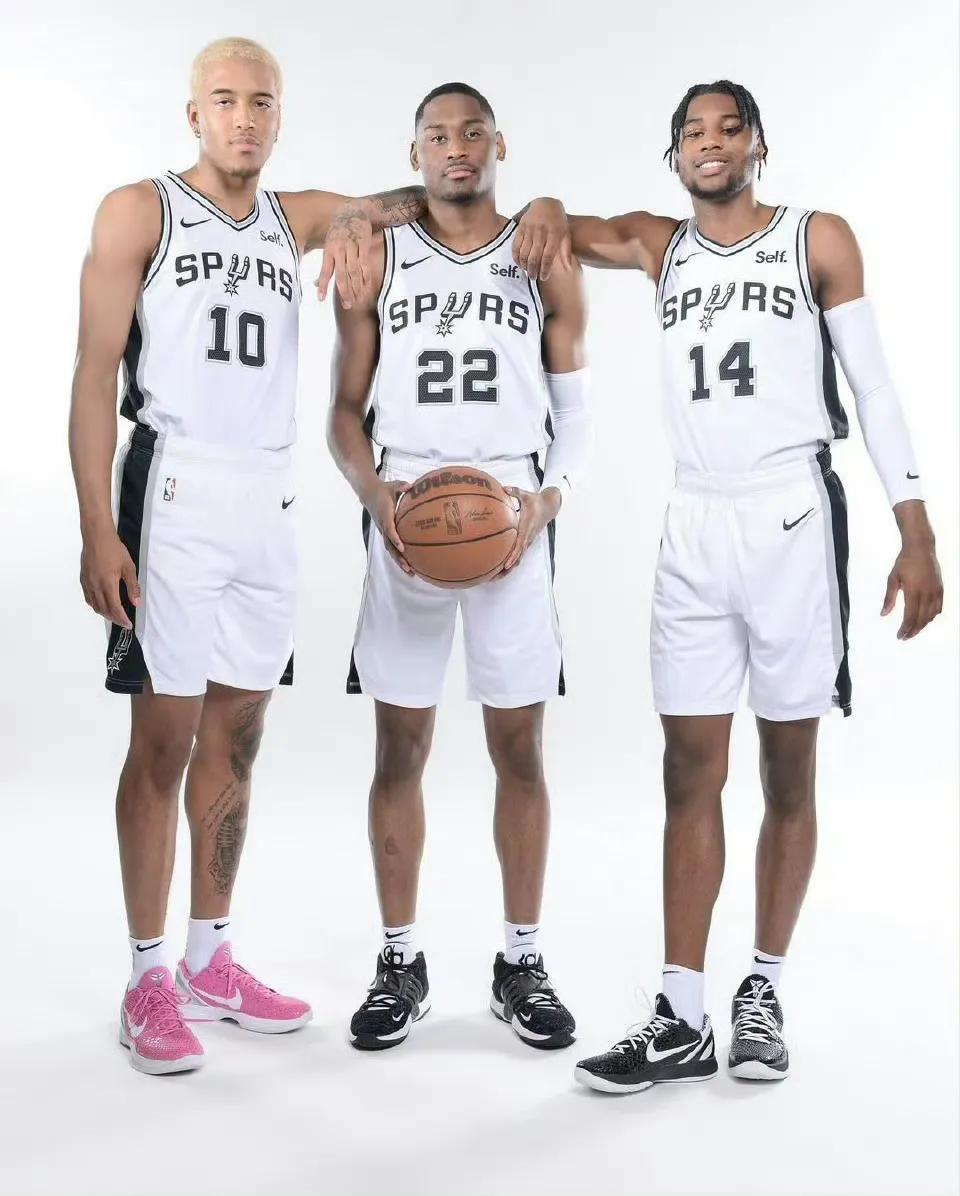 随着索汉被裁，马刺在2022年选中的三位首轮秀——索汉（首轮第9顺位）、布兰纳姆