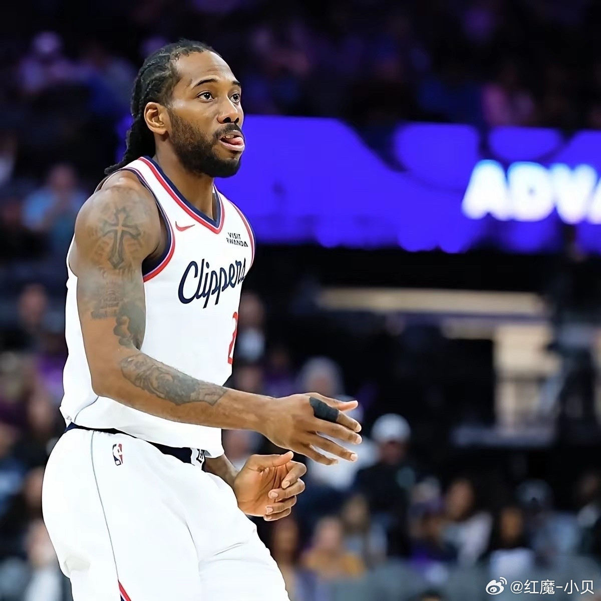 果不其然，意外还是来了，莱昂纳德受伤了！快船球迷最担心的事成真，在与国王的比赛中