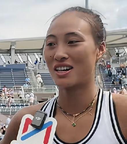 郑钦文赢在哪里？心态变好了！自己采访说，决胜盘0:5时，心想不会0：6吧，这也