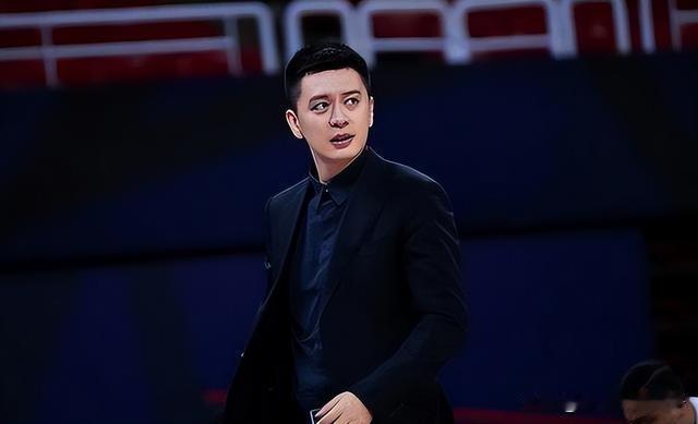 杨鸣暗讽杜锋后背发凉！一问徐昕全网哗然，广东操作深陷阴霾篮球圈彻底炸锅！前
