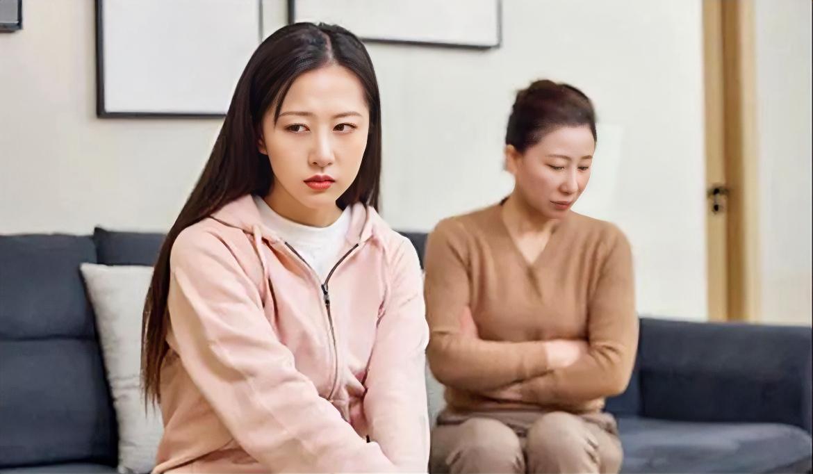 很多女人在婆媳关系里，一直在做一件傻事：跟婆婆比。老公说他妈做饭好吃，你就拼