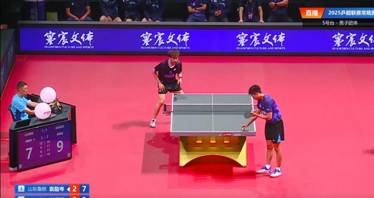 乒超联赛第三阶段（乌鲁木齐），山东鲁能队对阵林高远领衔的汕头明润队。第三场，袁励