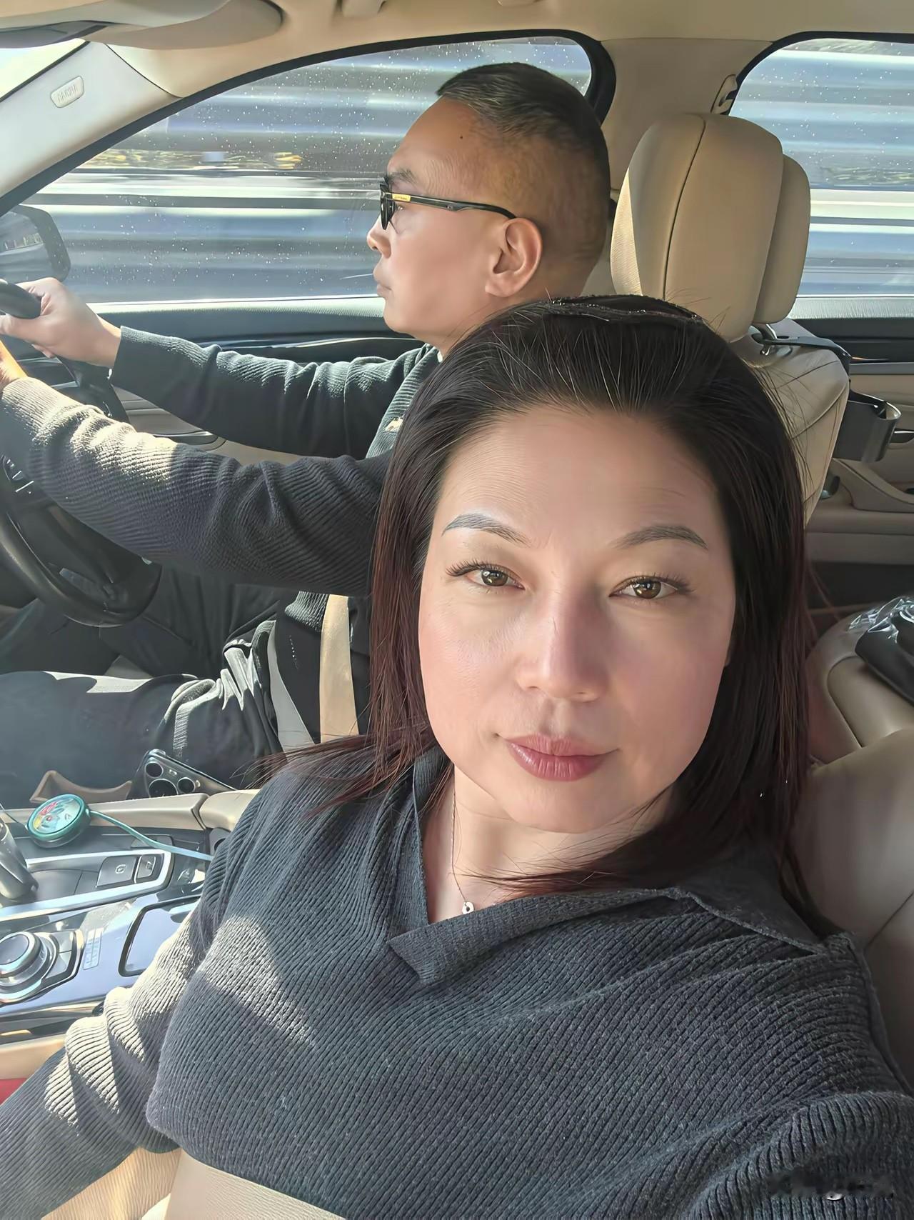 男人是不是只要副驾驶上坐的是老婆，开车就不高兴[微笑]