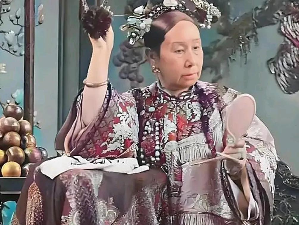 慈禧太后正在午睡，突然听到宫女的嬉闹声，太监抓来涉事宫女准备鞭笞，刚脱下宫女裤子