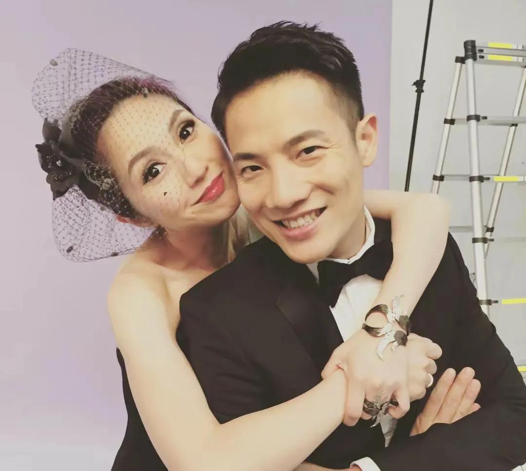 都说杨千嬅嫁的一般，除了长得比较帅以外，丈夫没有什么自己的事业，每天就围着妻子转