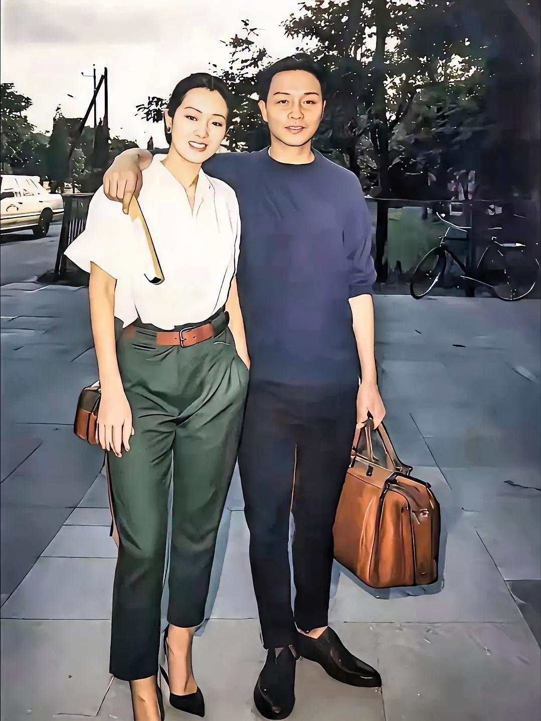 天呐！这对的氛围感也太绝了吧！家人们，谁能认出这两位是谁？女生穿白衬衫配墨