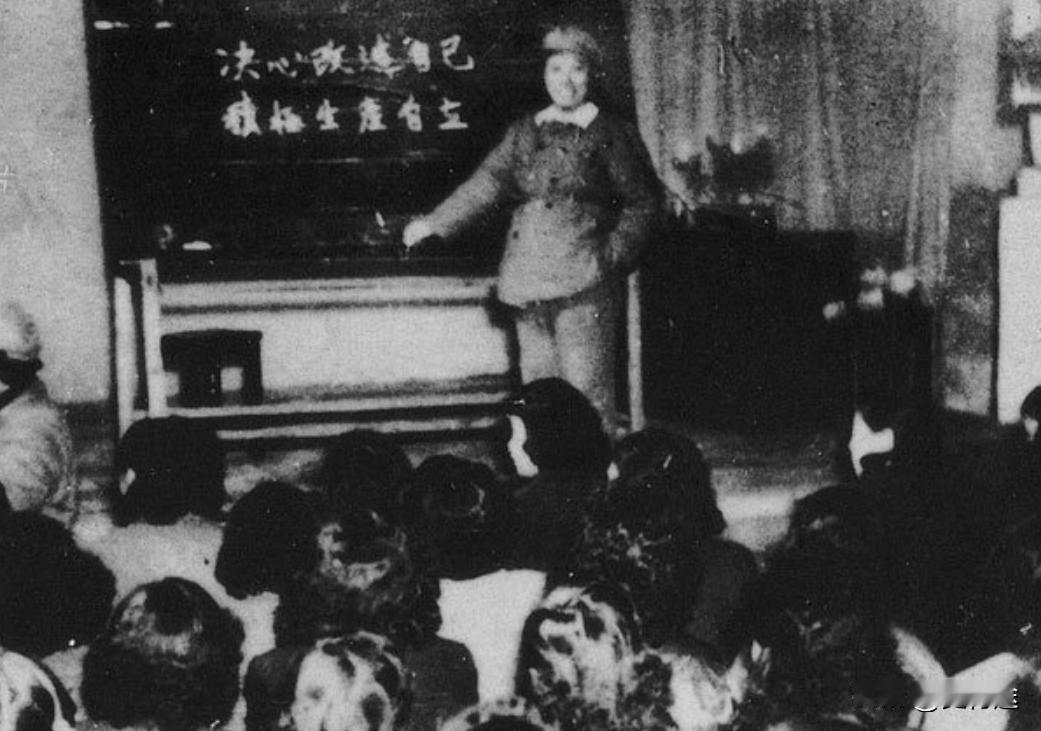 1949年毛主席在北京街头，意外碰到老鸨正在逼迫一个少女做娼妓，毛主席出面阻止，