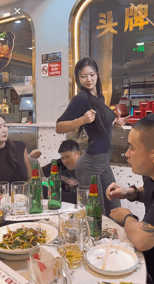 我在看桌子上的凉菜，是啥下酒菜？[大笑]