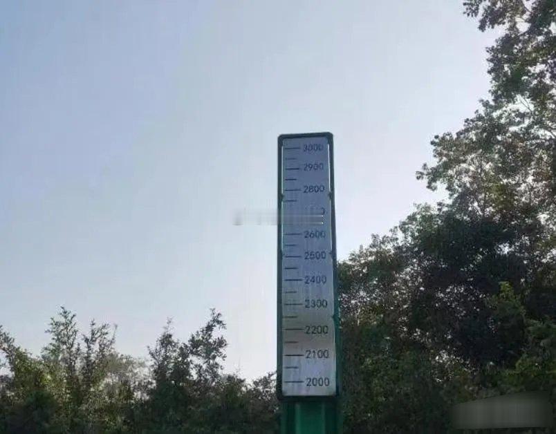 目前15个最难就业的专业：第一：新闻学第二：生物工程第三：法学第四：环境工程第五