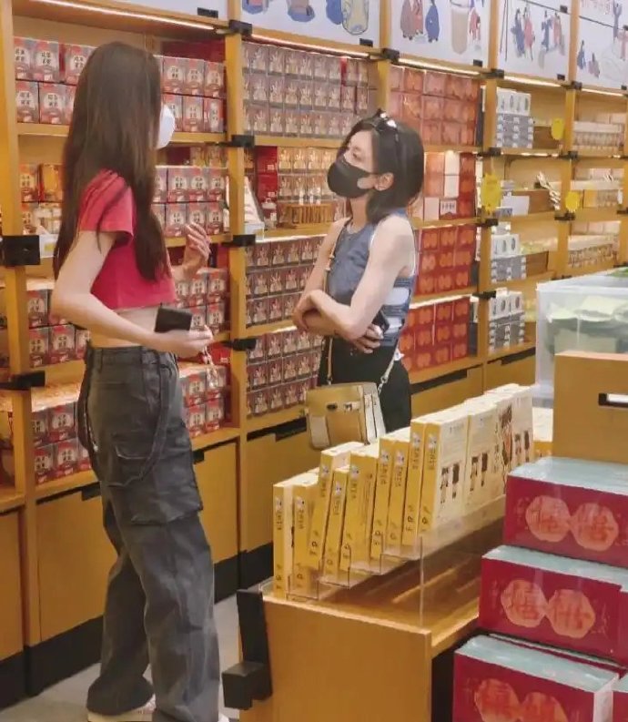 贾静雯长了一张让人看起来很高的脸，你们信她好不到一米六吗？​​​