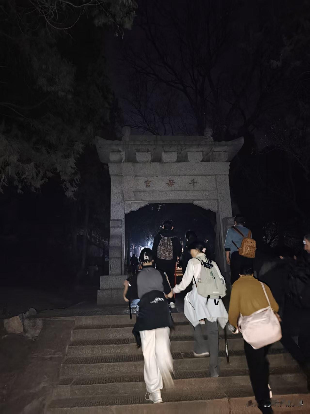 二战时期的犹太人被很多人同情，二战后的犹太人就算了吧，具体啥原因大家心里都清楚。